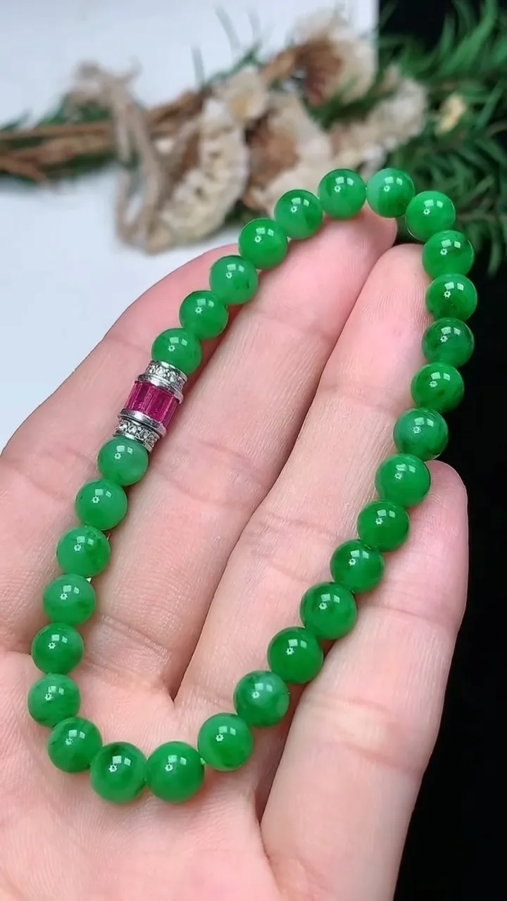 天然A货翡翠圆珠手串，尺寸6-29颗，重量:12.14g2月5日
工厂直销收藏佳品,种好水足，色泽均匀，有种有色，上手高大气！