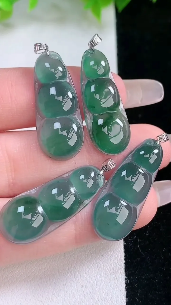 天然A货翡翠福豆吊坠一手，尺寸25.2-11.2-3.5，重量:8.15g
2月5日