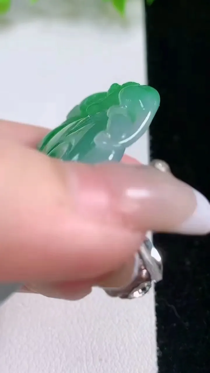 天然A货翡翠如意吊坠，尺寸52-33.3-7，重量:26.39g
2月5日