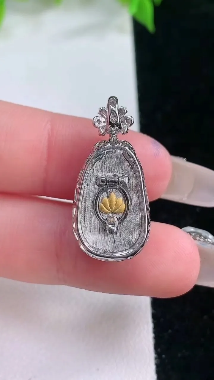 天然A货翡翠金枝玉叶 叶子吊坠，尺寸26.8-12.3-7.8，裸石17-10重量:3.30g
2月5日