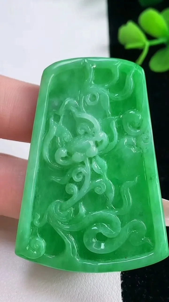 天然A货翡翠和和美美 荷花吊坠，尺寸53.8-35.6-4.2，重量:20.70g
2月5日