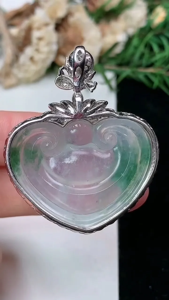 天然A货翡翠飘花如意头吊坠，尺寸41.8-34-10.5，裸石24.7-31.9
2月5日，重量:12.67g