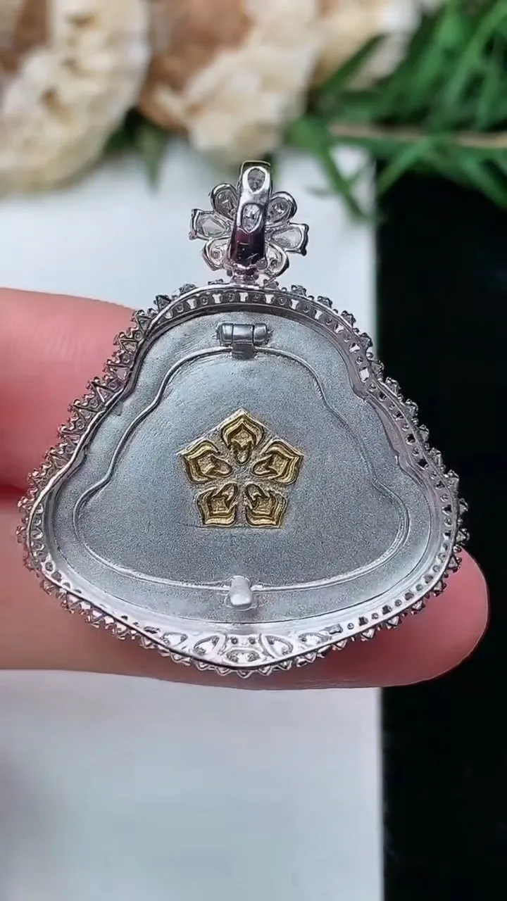 天然A货翡翠白冰佛公吊坠，尺寸31.7-27.9-10，裸石20.6-24.6，重量:7.41g
2月5日