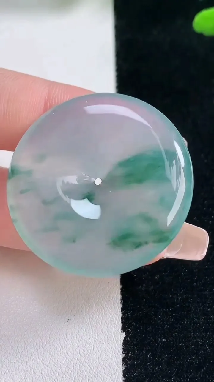 天然A货翡翠种飘花平安扣吊坠，尺寸35.6-5.6，重量:15.49g
2月5日