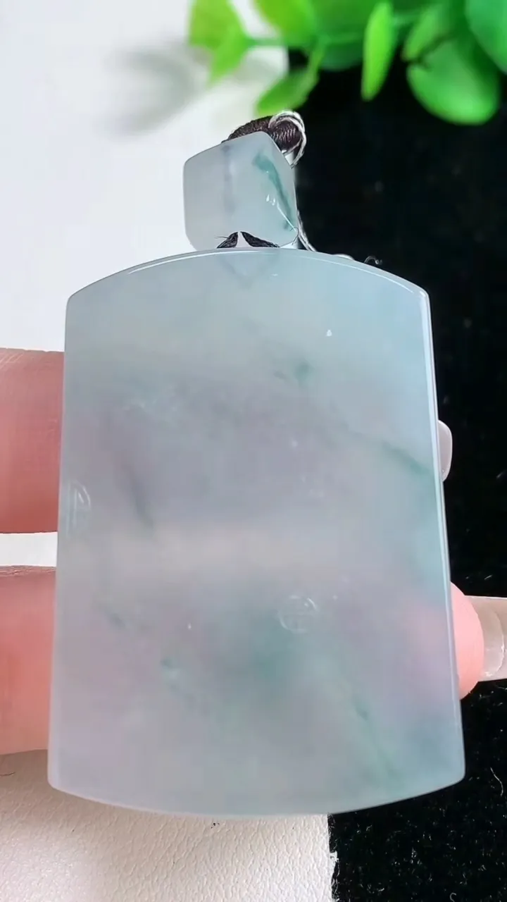 天然A货翡翠种飘花无事牌吊坠，尺寸46.8-33.8-5.7，重量:29.23g
2月5日