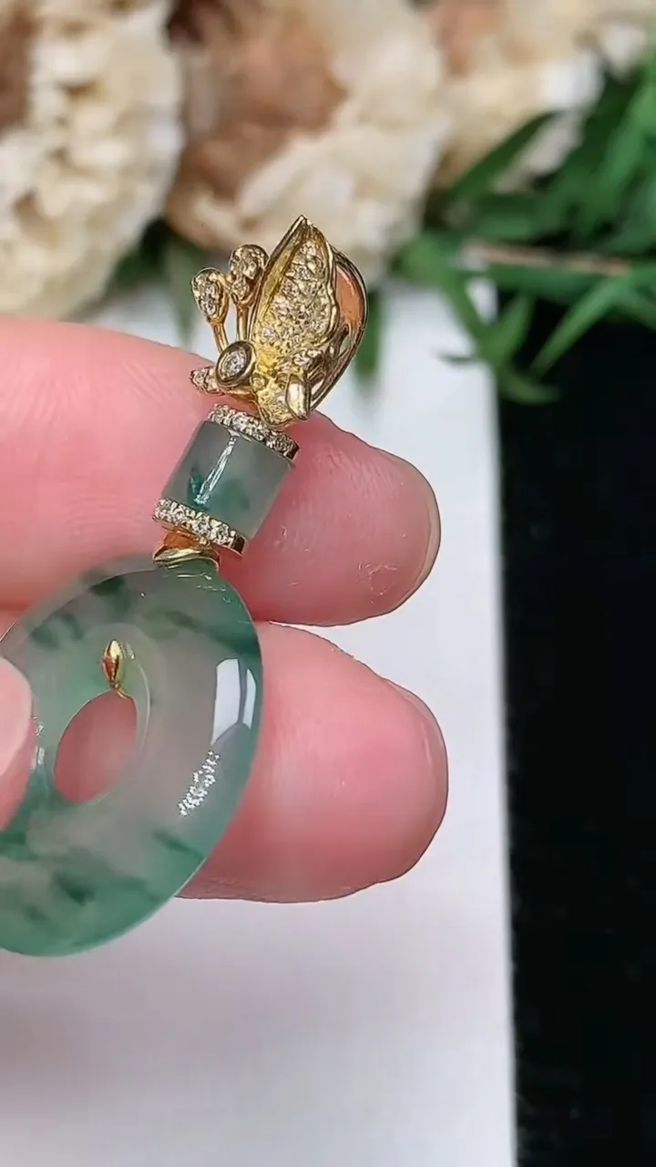 天然A货翡翠飘花平安环吊坠，尺寸19-3.6，重量:3.82g
2月5日