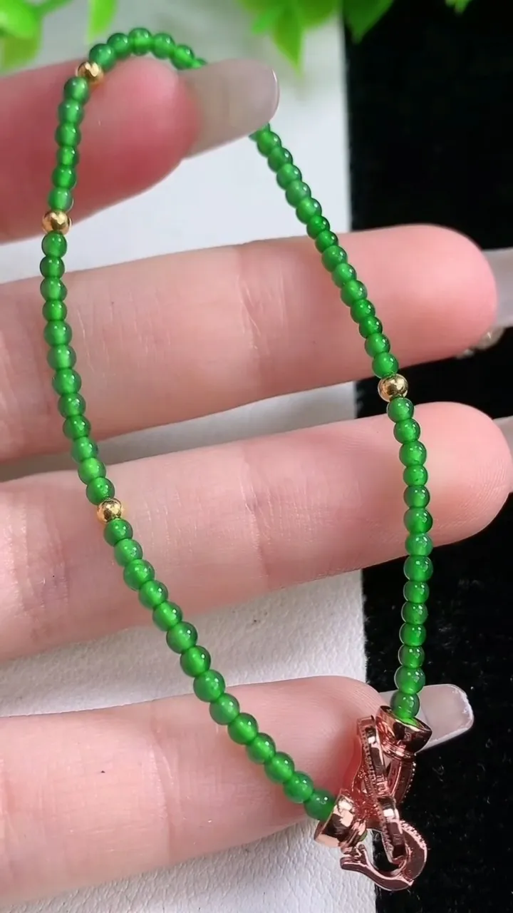 天然A货翡翠小米珠手串，尺寸2.3，重量:4.83g2月5日
工厂直销收藏佳品,种好水足，色泽均匀，有种有色，上手高大气！