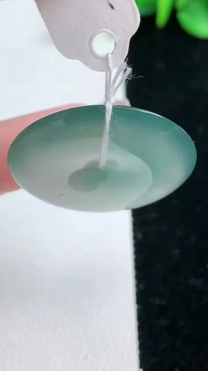 天然A货翡翠平安扣吊坠，尺寸29-5.5，重量:9.74g
2月5日