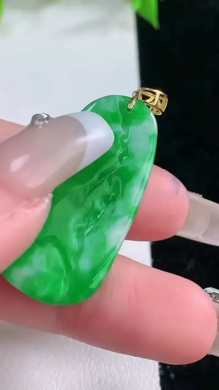 天然A货翡翠山水牌吊坠，尺寸34-16.4-5.7，重量:8.07g
2月5日