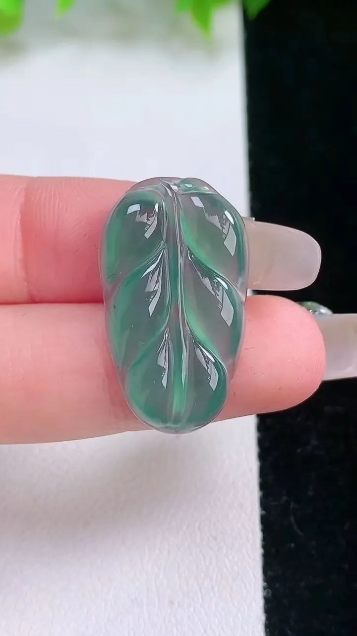 天然A货翡翠蓝水金枝玉叶 叶子吊坠，尺寸27-15.8-3.2，重量:2.74g
2月5日