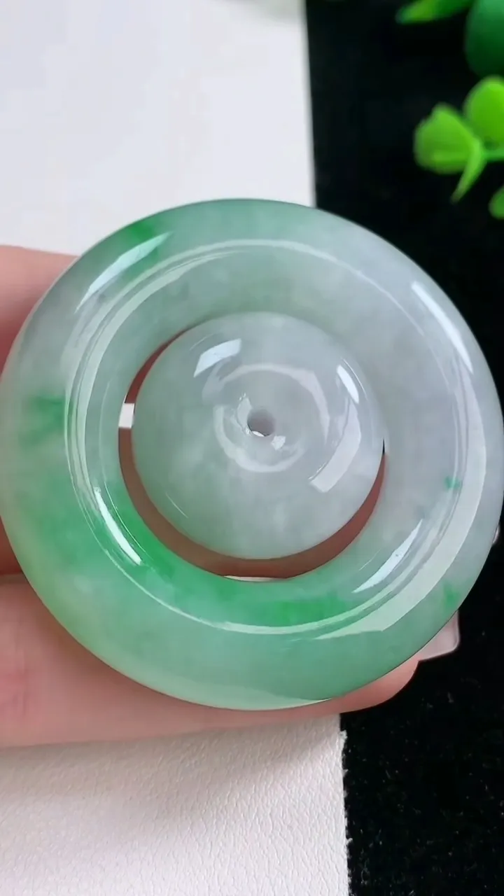 天然A货翡翠母子平安扣吊坠，尺寸51-11-12，重:64.32g
2月5日