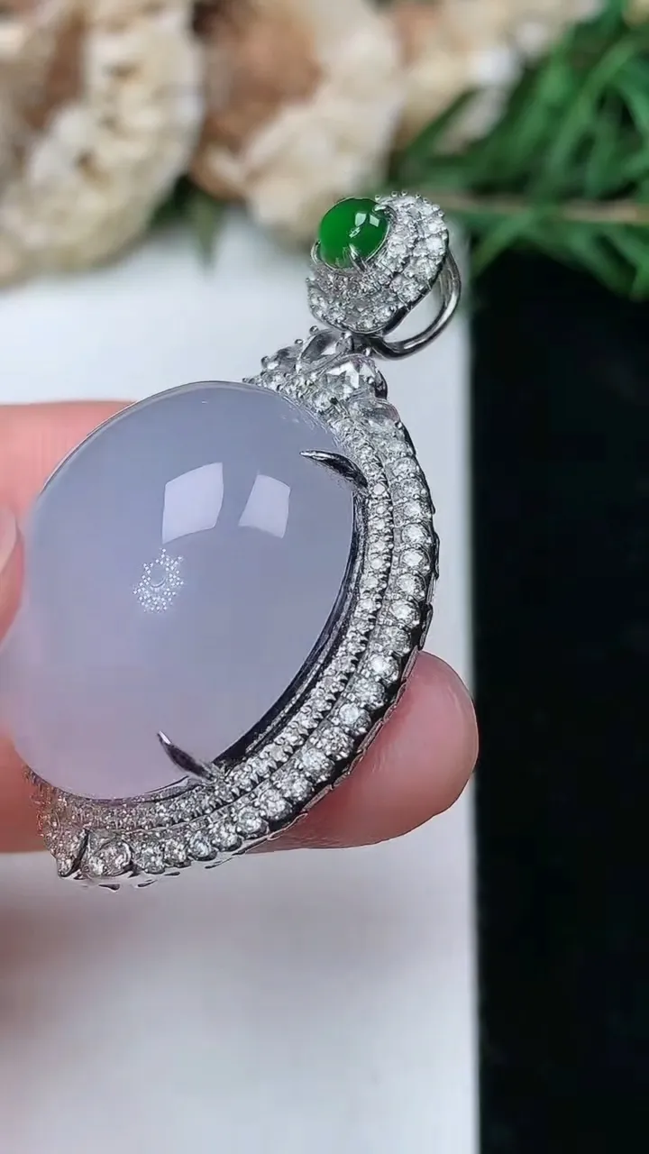 天然A货翡翠白冰蛋面吊坠，尺寸41-24.6-14.5，裸石23-19.9，重量:11.74g
2月5日