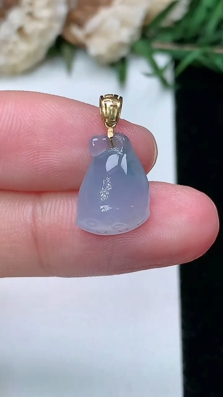 天然A货翡翠紫罗兰 飘花莲蓬吊坠，尺寸13-9.8-5.7，重量:1.40g
2月5日