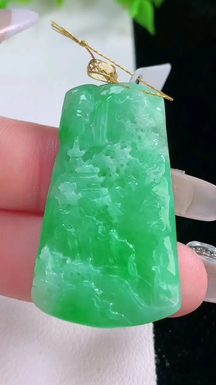 天然A货翡翠山水牌吊坠，尺寸39-23.5-5.6，重量:11.86g
2月5日