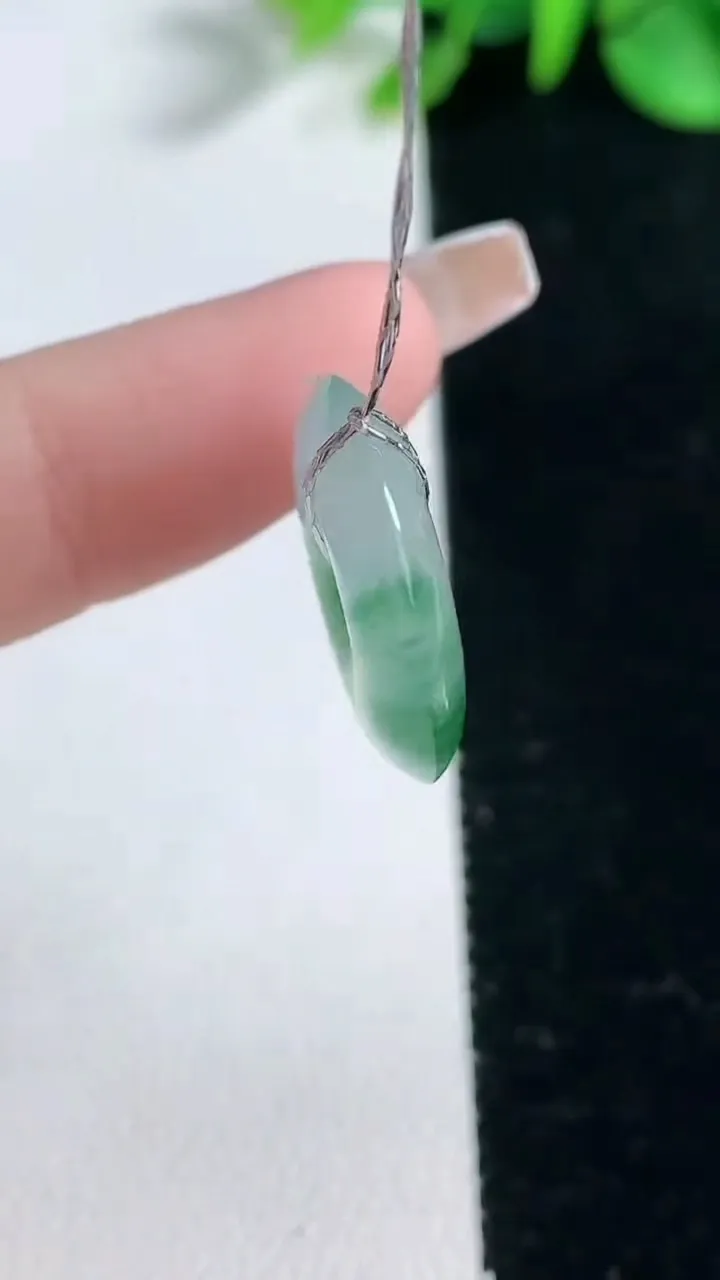 天然A货翡翠冰种飘花平安扣吊坠，尺寸18.8-4.4，重量:3.21g
2月5日