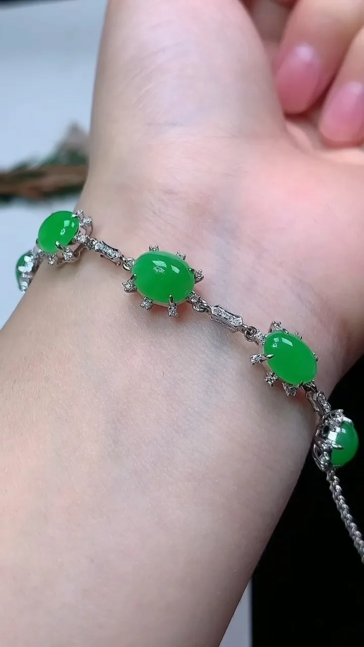 天然A货翡翠蛋面手链，尺寸8.9-7.2，重量:6.67g
2月5日