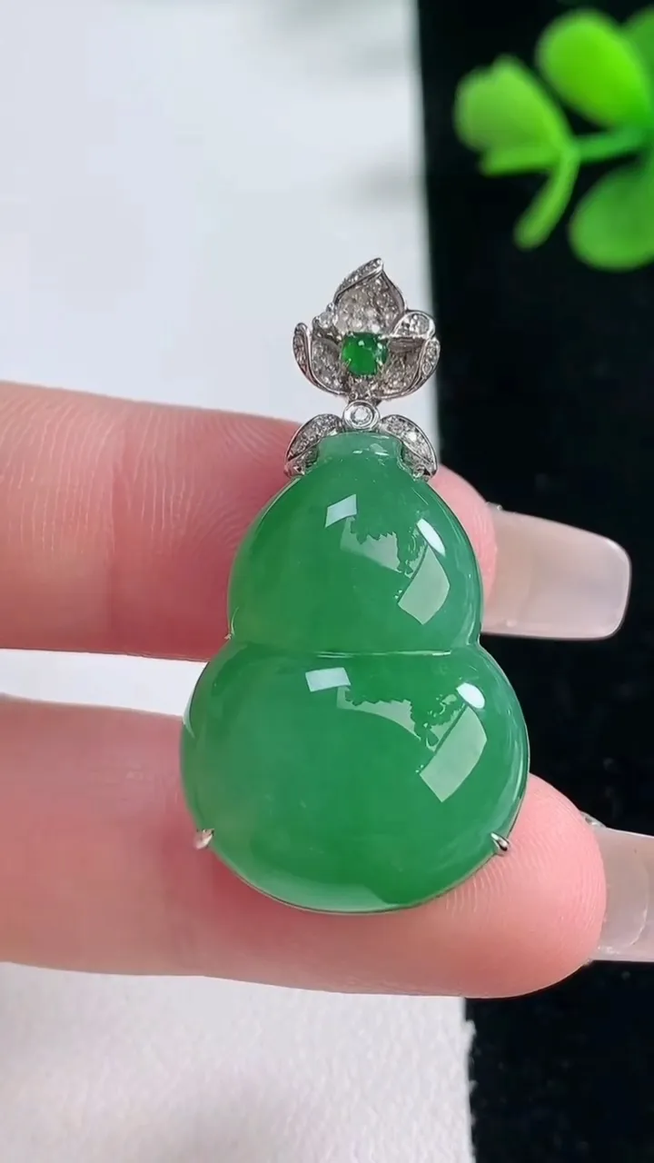 天然A货翡翠葫芦吊坠，尺寸36.4-26-8.7，重量:10.37g
2月5日