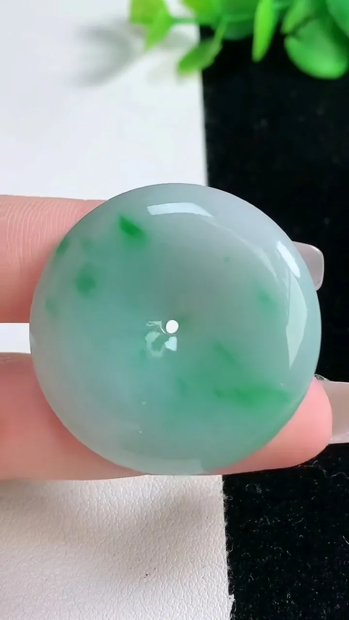 天然A货翡翠平安扣吊坠，尺寸34.7-6.7，重量:16.96g
2月5日