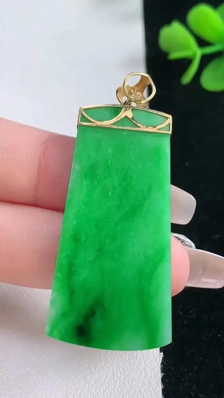天然A货翡翠无事牌吊坠，尺寸43.8-21.2-3.3，重量:10.39g
2月5日