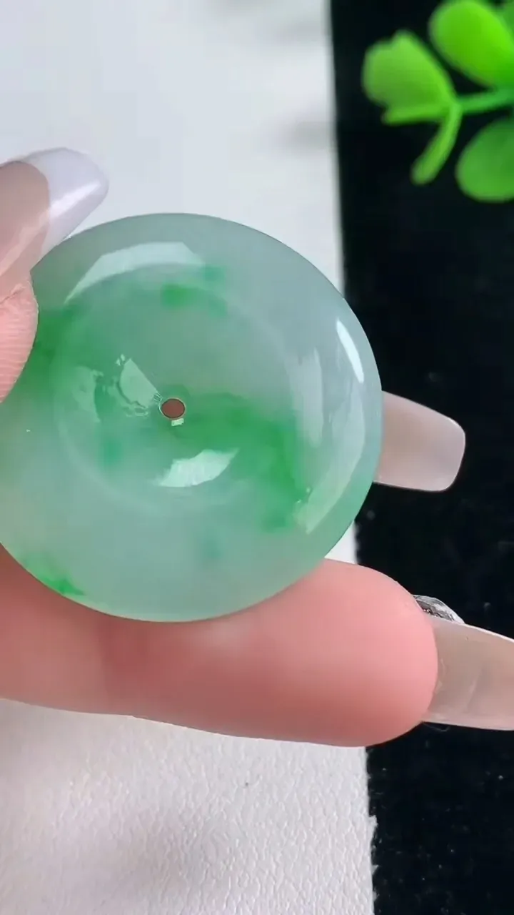 天然A货翡翠平安扣吊坠，尺寸32-5.4，重量:13.16g
2月5日