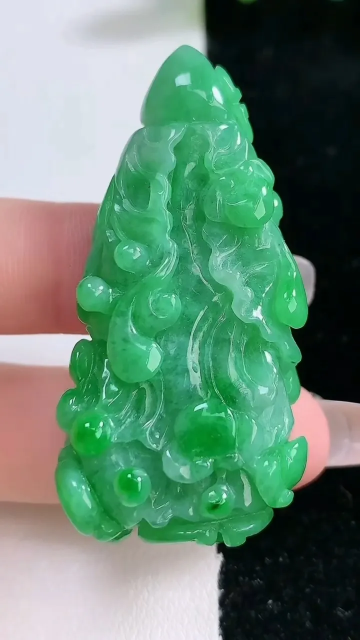 天然A货翡翠白菜吊坠，尺寸52-26-14，重:28.84g
2月5日