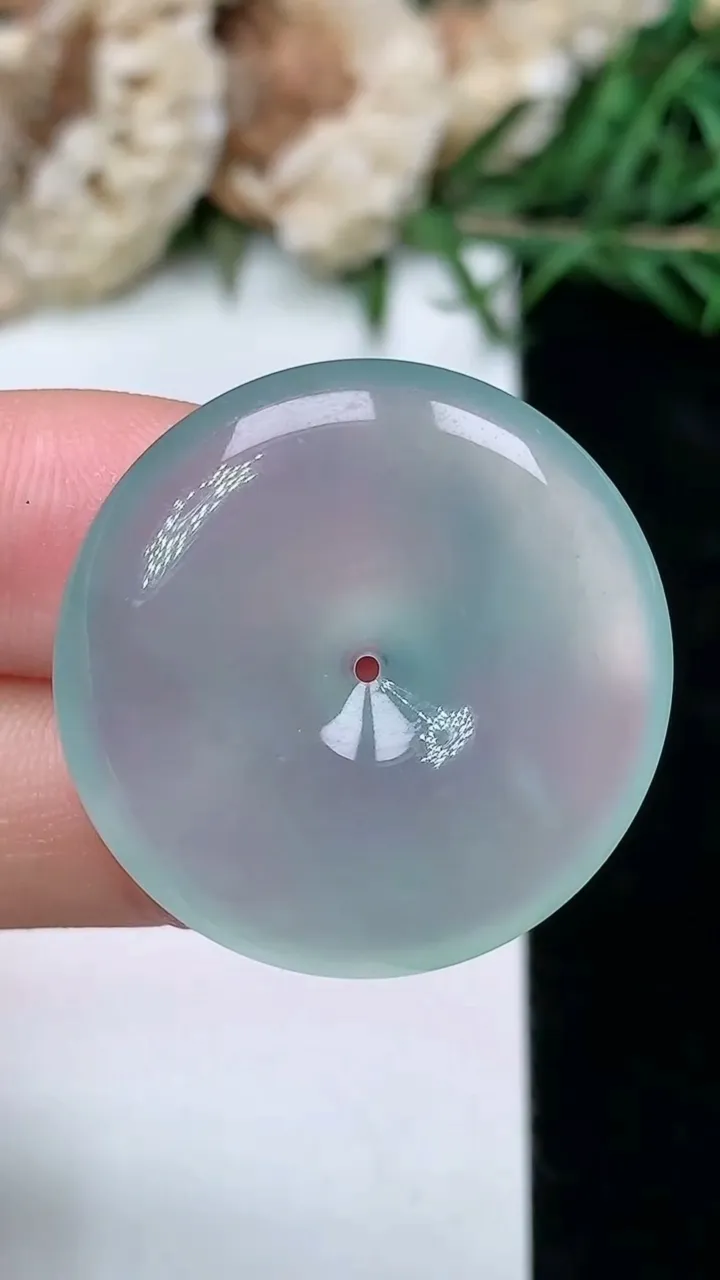 天然A货翡翠平安扣吊坠，尺寸27-5.5，重量:8.01g
2月5日