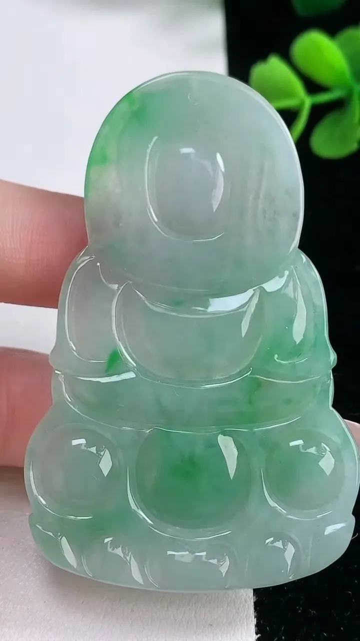 天然A货翡翠观音菩萨吊坠，尺寸66.7-42.3-6，重量:29.59g
2月5日