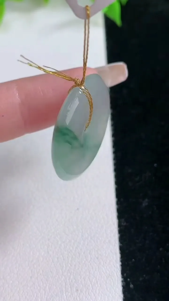 天然A货翡翠冰种飘花平安扣吊坠，尺寸24.7-4.5，重量:6.74g
2月5日