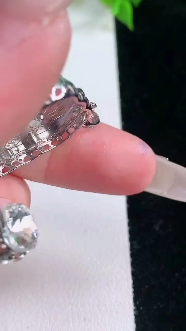 天然A货翡翠佛公吊坠，尺寸29.4-25.5-7.3，裸石19.3-23重量:5.54g
2月5日