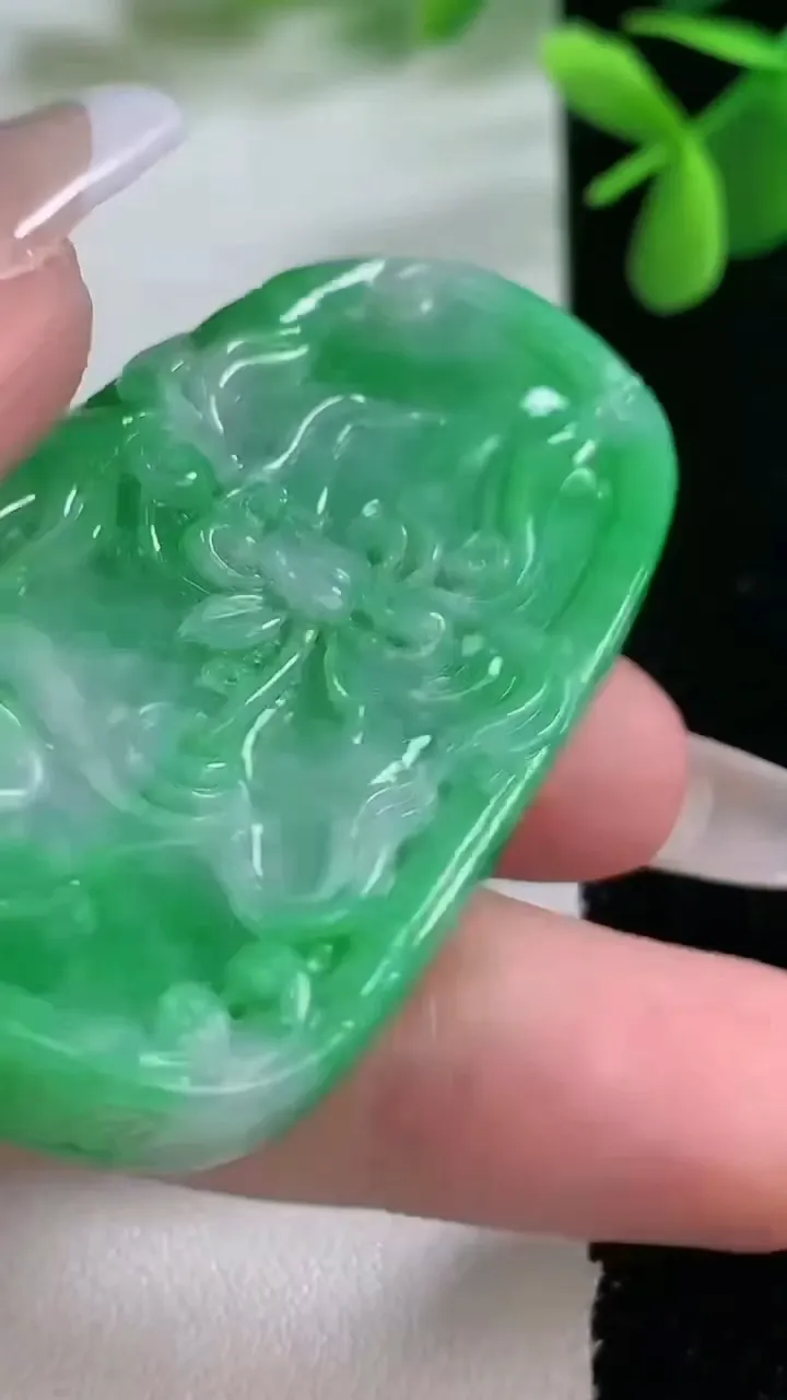 天然A货翡翠年年有余吊坠，尺寸54.5-30.5-9.7，重量:31.99g
2月5日