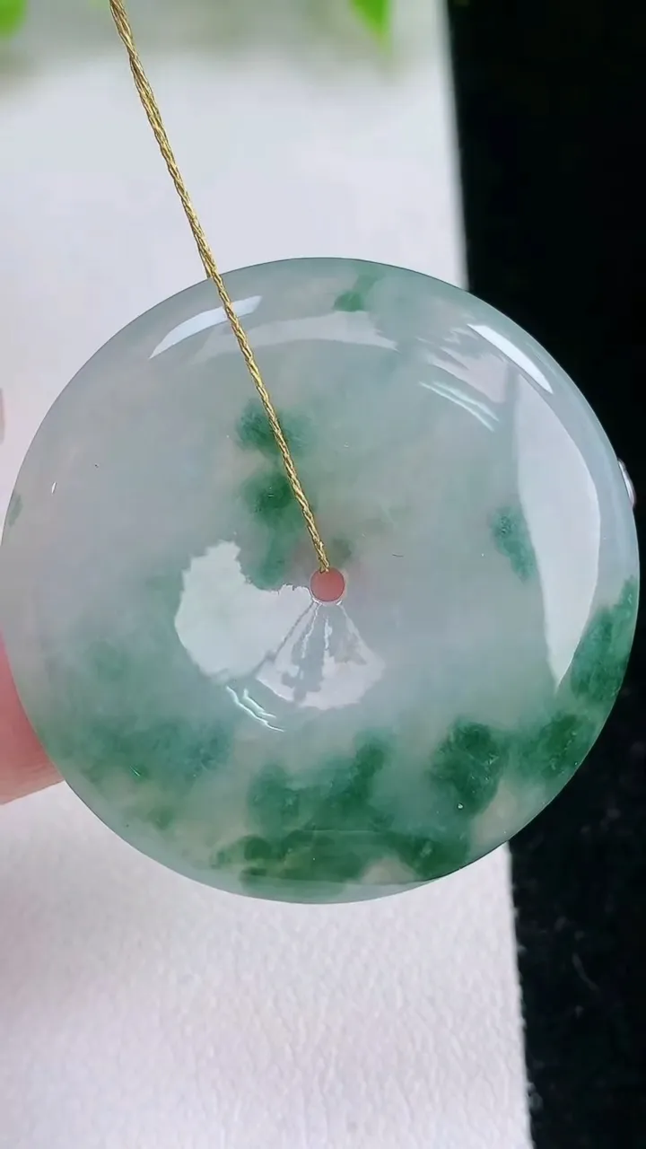 天然A货翡翠冰种飘花平安扣吊坠，尺寸34.6-5.5，重量:14.34g
2月5日