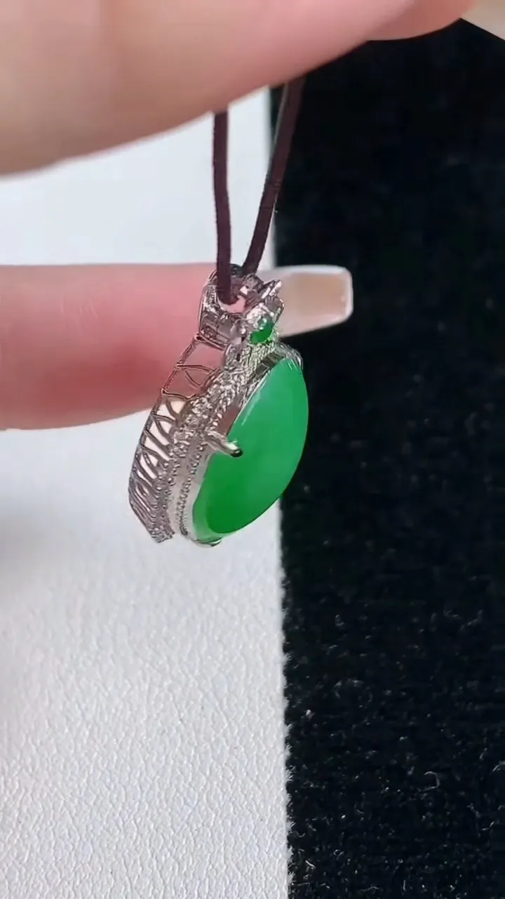 天然A货翡翠蛋面吊坠，尺寸27.4-17.7-8.8，裸石16-14.3重量:4.78g
2月5日