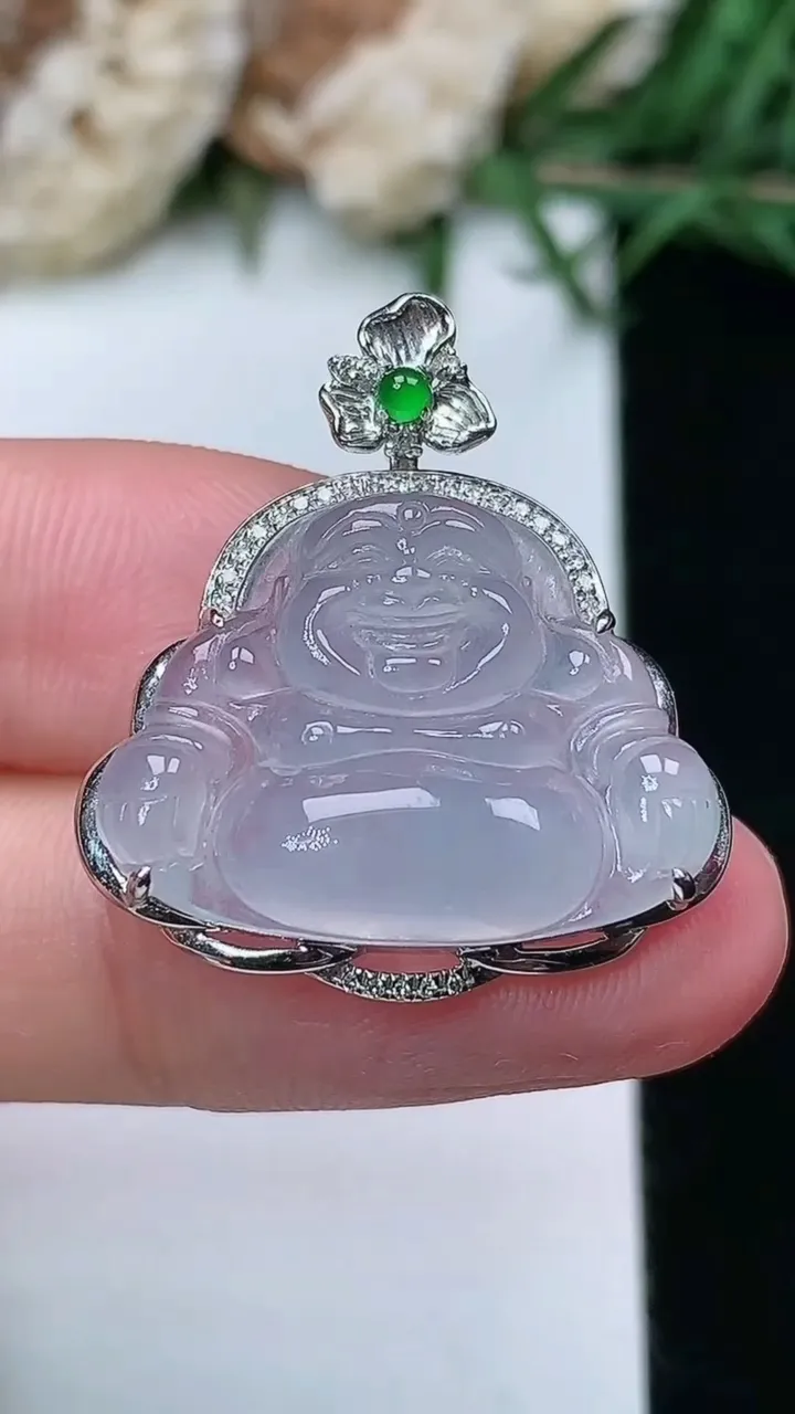 天然A货翡翠白冰佛公吊坠，尺寸26.2-23.8-7.2，裸石16.4-22，重量:3.88g
2月