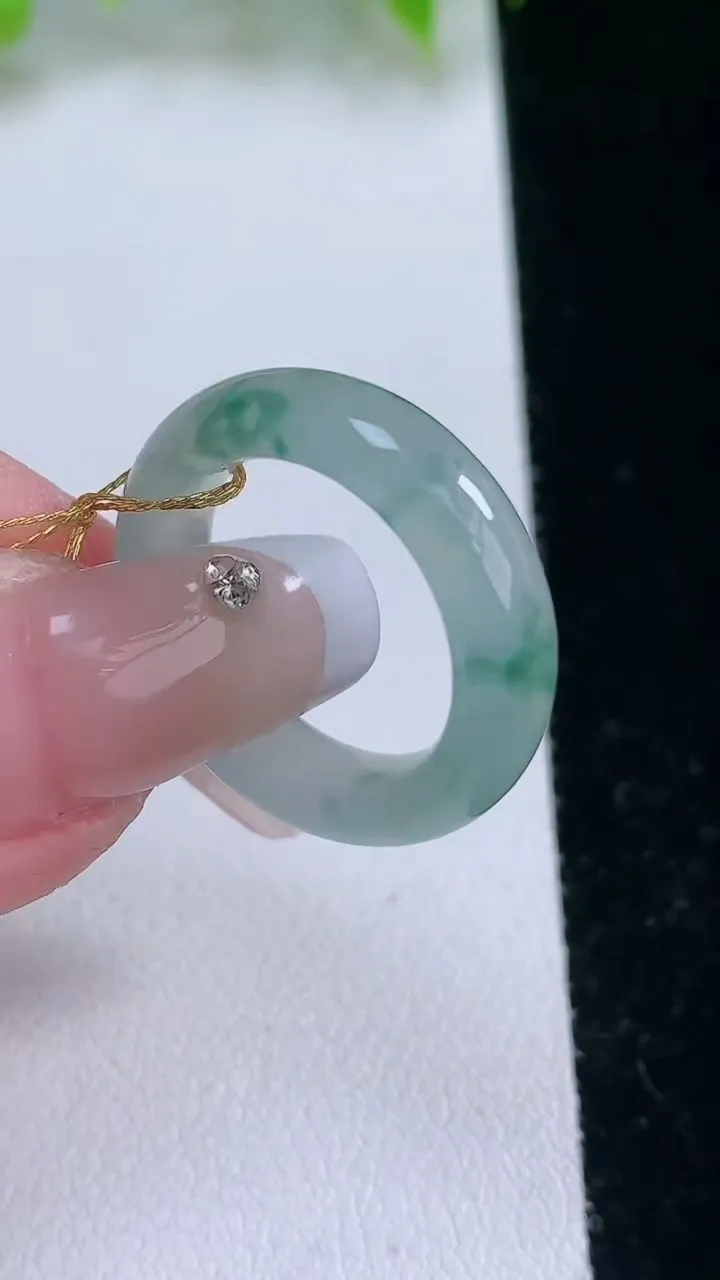 天然A货翡翠冰种飘花指环戒指，尺寸16.5-5-3.3，重量:4.01g2026年2月5日
工厂直销收藏佳品,种好水足，色泽均匀，有种有色，上手高大气！