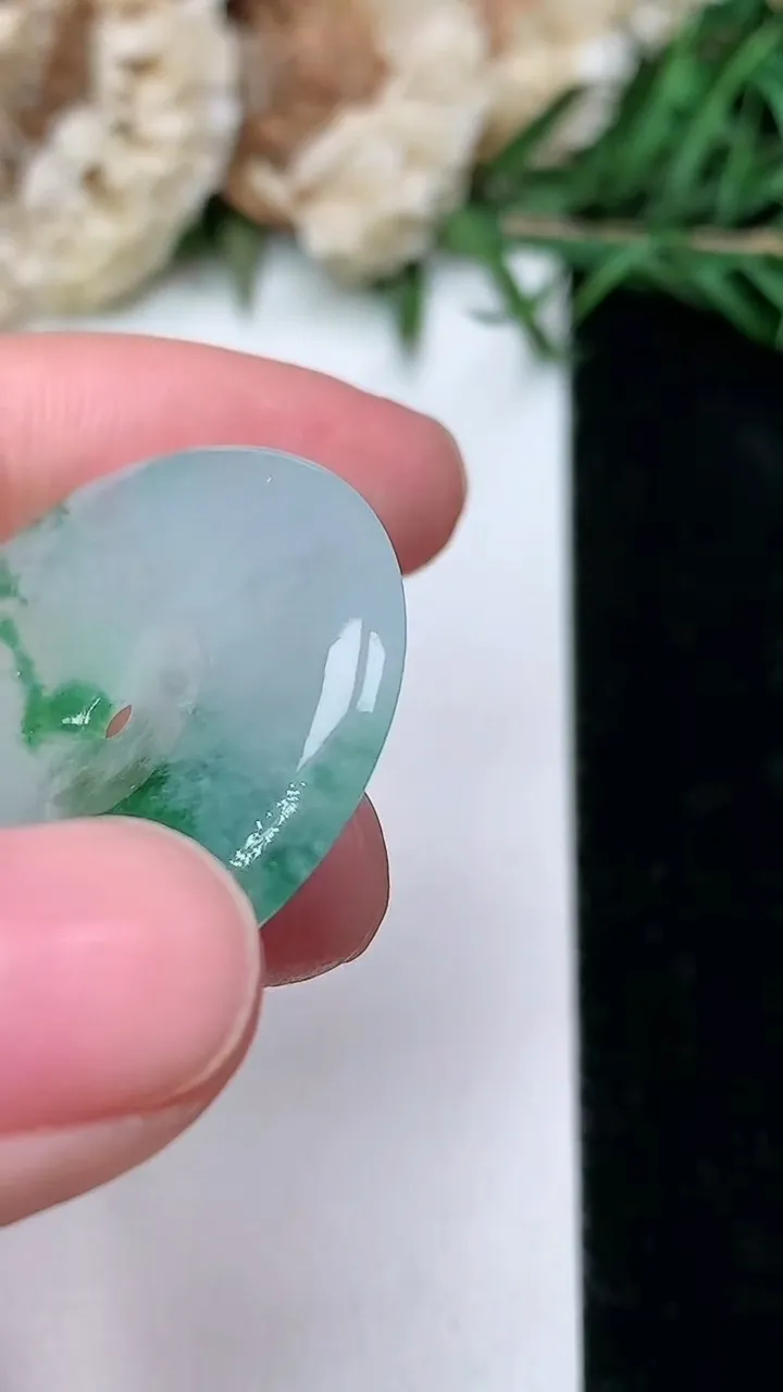 天然A货翡翠飘花平安扣吊坠，尺寸28-4.6，重量:7.86g
2月5日