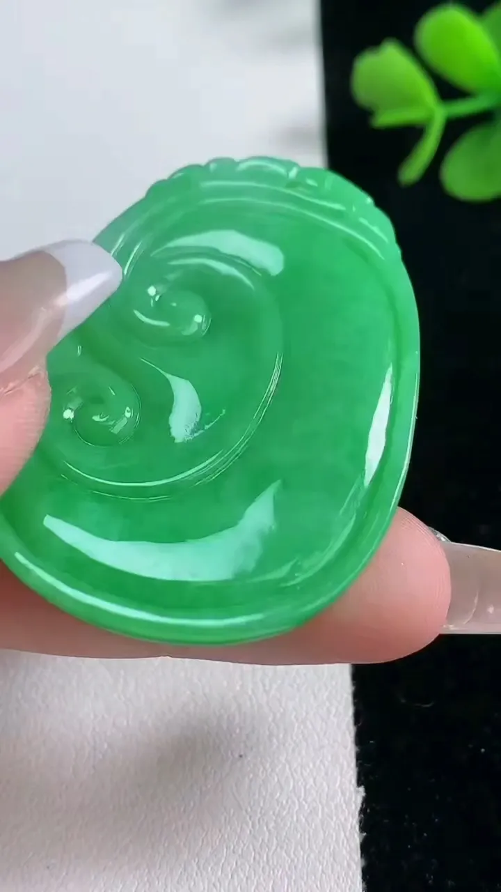 天然A货翡翠如意吊坠，尺寸48.5-33.4-5.8，重量:21.11g
2月5日