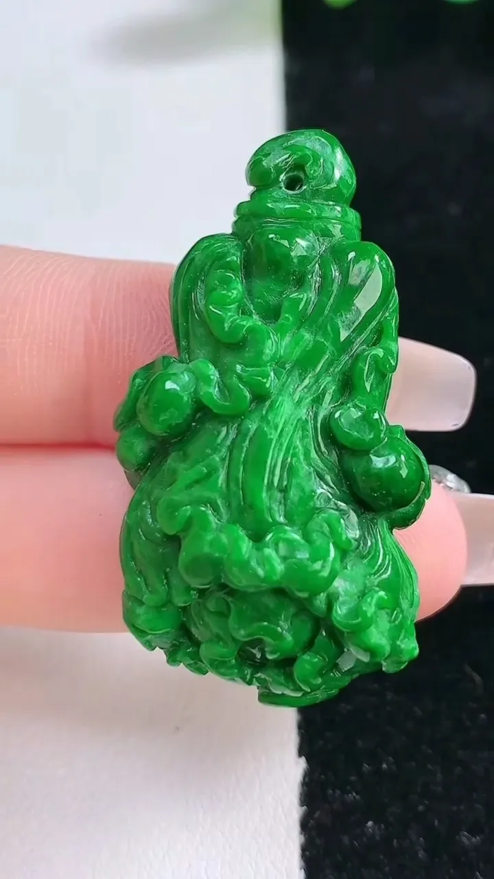 天然A货翡翠白菜吊坠，尺寸42.6-23-11.8，重:15.21g
2月5日