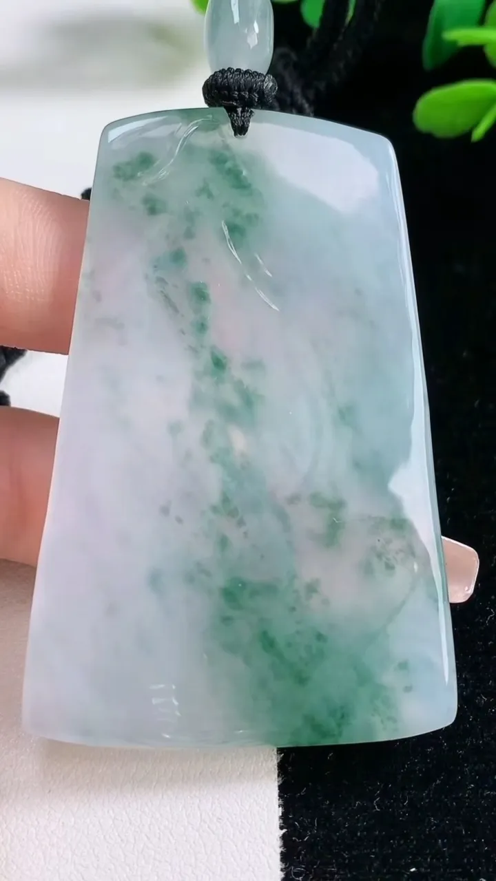 天然A货翡翠种飘花大势至菩萨吊坠，尺寸62.5-41.4-6，重量:38.66g
2月5日