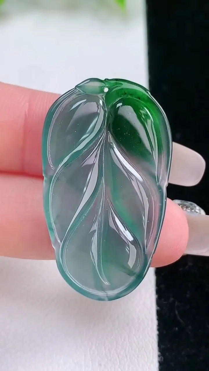 天然A货翡翠蓝水金枝玉叶 叶子吊坠，尺寸37-22-3.5，重量:5.92g
2月5日