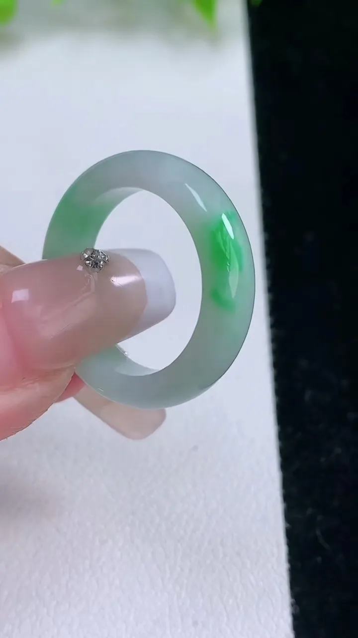 天然A货翡翠指环戒指，尺寸18.3-5.3-3.4，重量:4.00g2026年2月5日
工厂直销收藏佳品,种好水足，色泽均匀，有种有色，上手高大气！