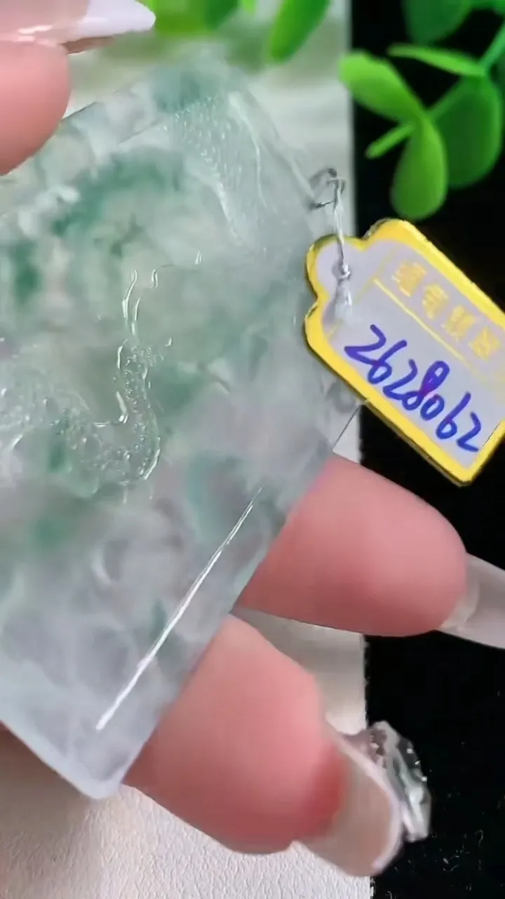 天然A货翡翠种飘花龙牌吊坠，尺寸60-40.2-5.3，重量:26.70g
2月5日