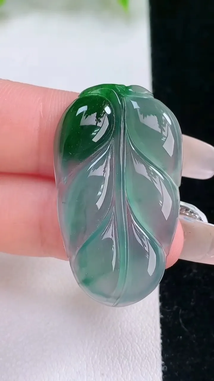 天然A货翡翠蓝水金枝玉叶 叶子吊坠，尺寸37-22-3.5，重量:5.92g
2月5日