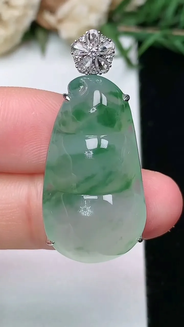 天然A货翡翠福豆吊坠，尺寸28-15.8-9，重量:7.00g
2月5日