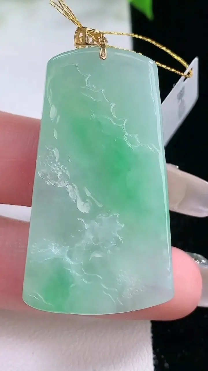 天然A货翡翠山水牌吊坠，尺寸42-24.2-5.8，重量:15.03g
2月5日