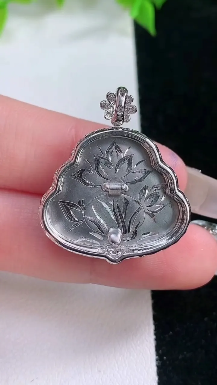 天然A货翡翠佛公吊坠，尺寸29.4-25.5-7.3，裸石19.3-23重量:5.54g
2月5日