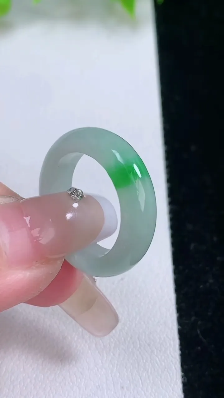 天然A货翡翠指环戒指，尺寸17.3-5.5-3.2，重量:4.22g2026年2月5日
工厂直销收藏佳品,种好水足，色泽均匀，有种有色，上手高大气！