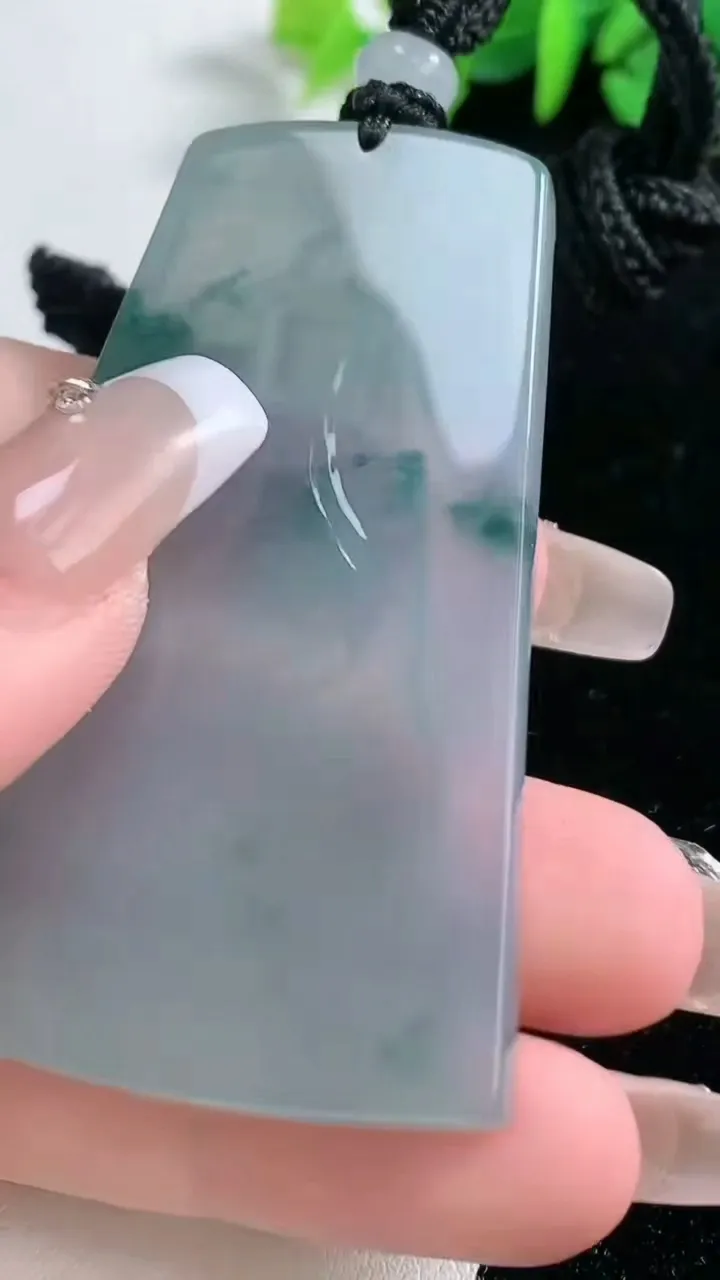 天然A货翡翠种飘花大势至菩萨吊坠，尺寸59-36.7-5.4，重量:31.38g
2月5日