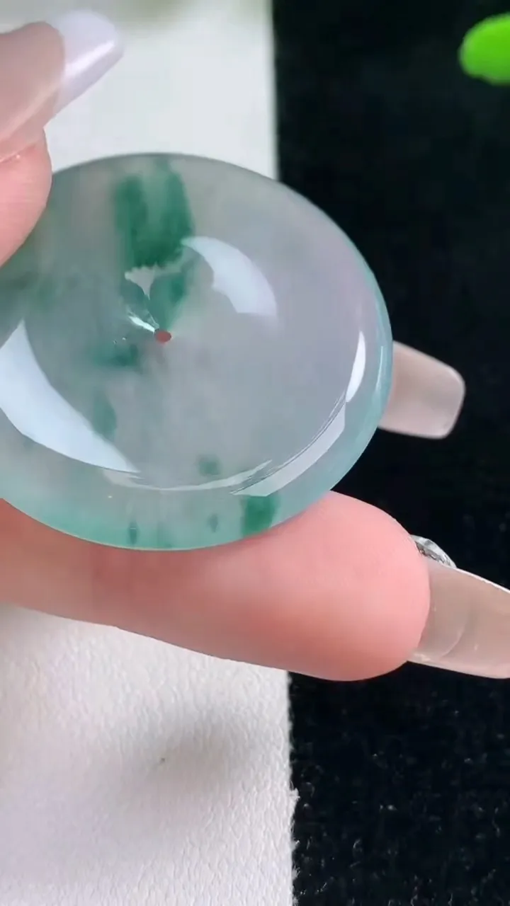 天然A货翡翠种飘花平安扣吊坠，尺寸35.6-5.6，重量:15.49g
2月5日