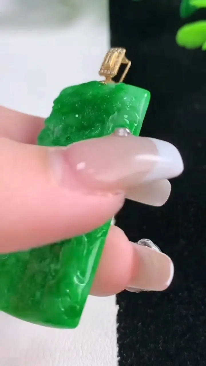 天然A货翡翠山水牌吊坠，尺寸49.4-23.3-4.5，重量:12.78g
2月5日