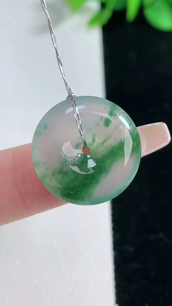 天然A货翡翠冰种飘花平安扣吊坠，尺寸18.8-4.4，重量:3.21g
2月5日